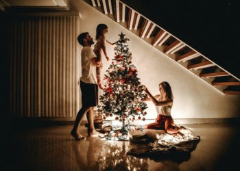 Família decorando a árvore de Natal