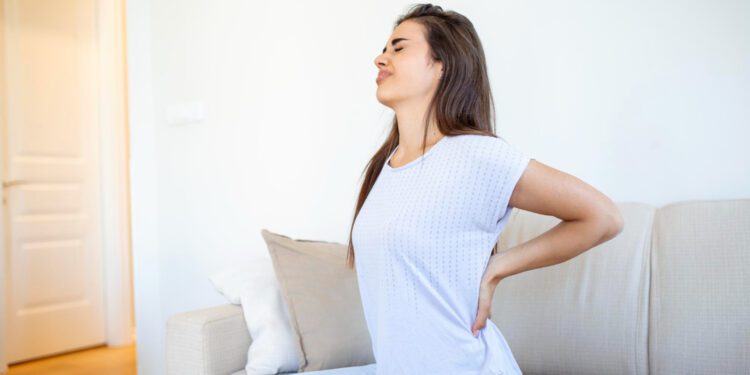 Mulher com dores porque não teve cuidados com a coluna