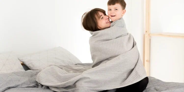 Cama compartilhada: quando a criança dorme com a mãe — conforto para uns, noites difíceis para outros